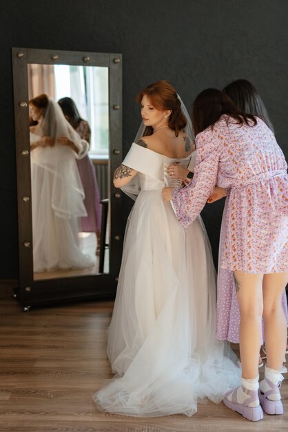 Preparativos para la novia con la preparación del vestido de novia