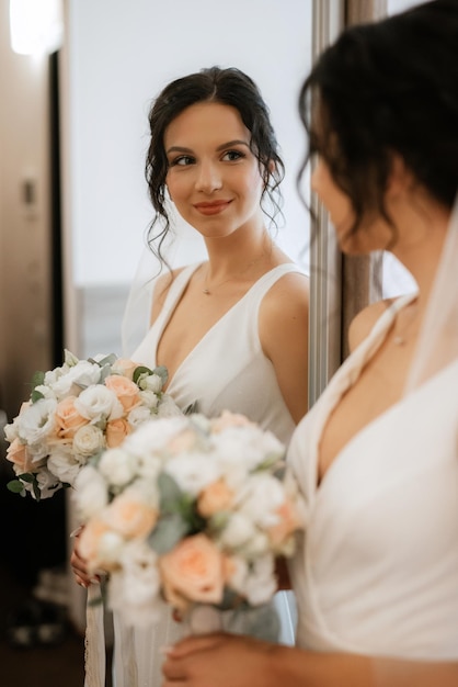 Preparativos para la novia con la preparación del vestido de novia