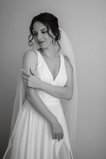 Foto preparativos para a noiva com o vestir do vestido de noiva