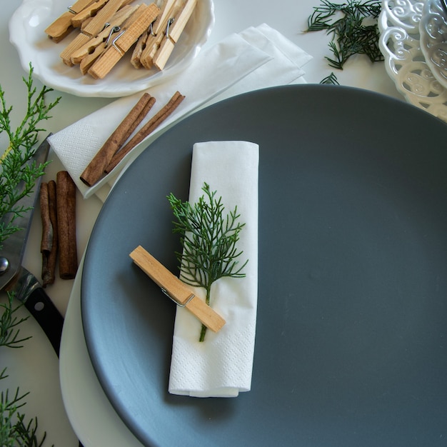 Preparativos para organizar a mesa para as férias de inverno Decoração de inverno Faça você mesmo