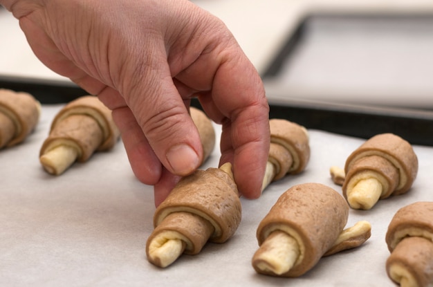 Foto prepare croissants para assar no forno.