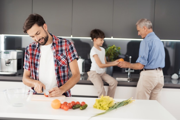 Foto prepare una ensalada para el día de acción de gracias con toda la familia.