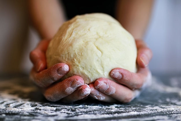 Prepare massa de pizza à mão