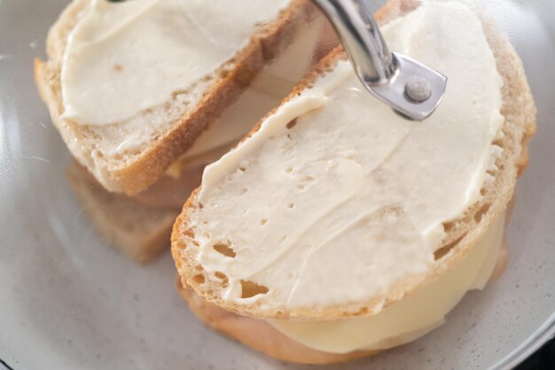 Prepare o sanduíche de queijo grelhado com provolone e maçã em uma frigideira antiaderente.