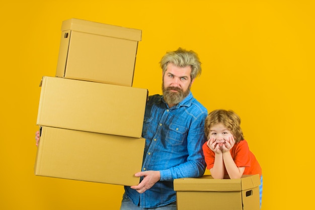 Prepare-se para mover embalagem pai e filho com caixas conceito de família feliz filho e pai com