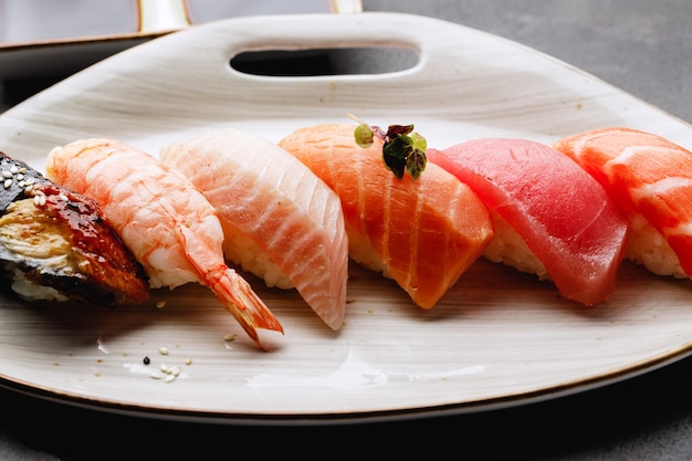 Prepare um nigiri sushi no prato
