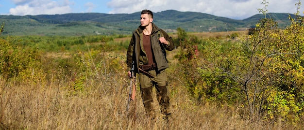 Foto prepárese para cazar lo que debe tener mientras caza entorno natural equipo de caza y medidas de seguridad hombre con rifle equipo de caza fondo natural asegúrese de condiciones seguras