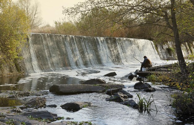 Foto una presa abandonada una cascada artificial la presa del butka hpp se encuentra río arriba detrás