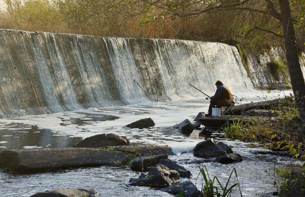 Foto una presa abandonada una cascada artificial la presa del butka hpp se encuentra río arriba detrás