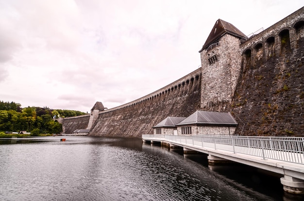 Presa de agua alemana europea Mohnesee Westfalia Delecke