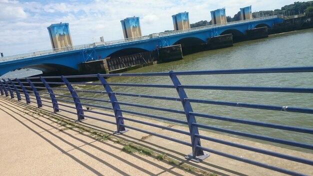 Foto presa de arzal y puente sobre el río vilaine