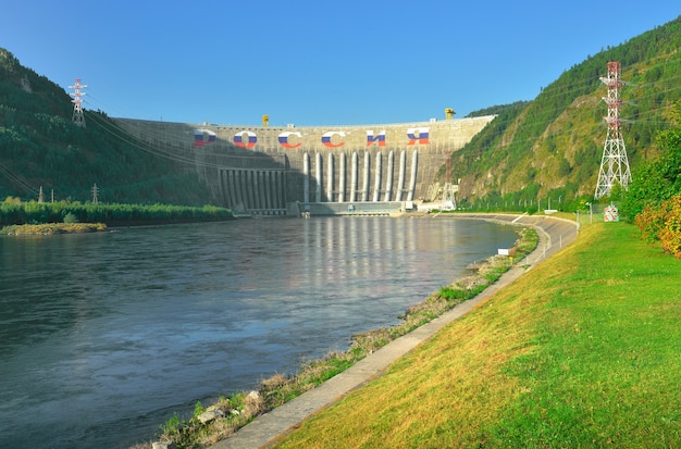 La presa de la central hidroeléctrica más grande en las orillas de las montañas del río Yenisei