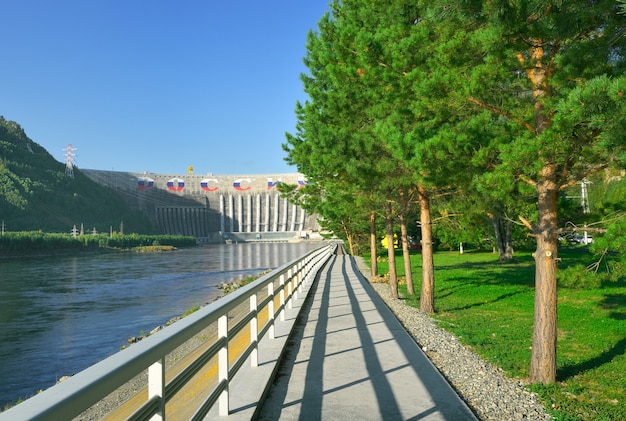 La presa de la central hidroeléctrica más grande en las orillas de las montañas del río Yenisei