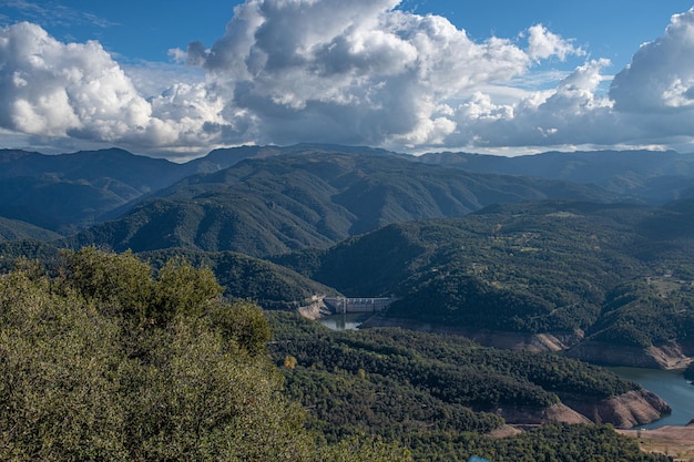 Presa del embalse de Sau muy seca con poca agua entre las montañas de Girona Cataluña España