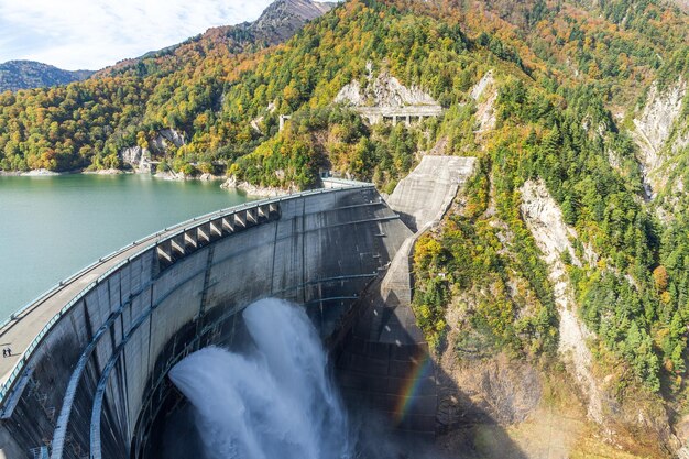 Foto la presa de kurobe en toyama, japón