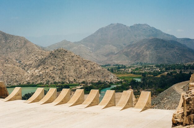 Presa con menos agua por sequía. Escasez de agua en presas de almacenamiento de agua.