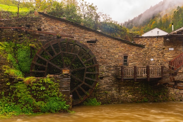 Presa del molino harinero de Mazonovo en Taramundi, Asturias.