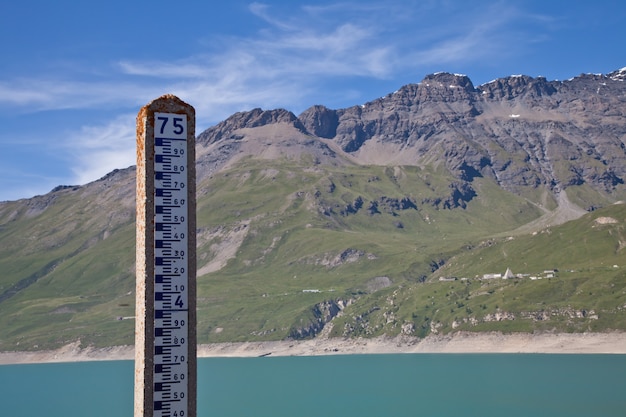 Presa de Moncenisio, frontera entre Italia y Francia. Medidor utilizado para medir el nivel de agua.