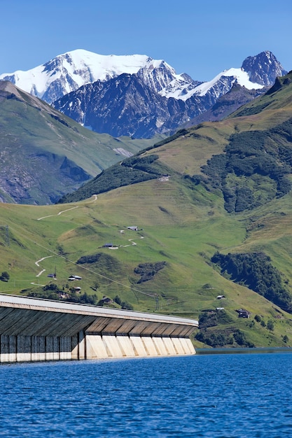 Presa en las montañas