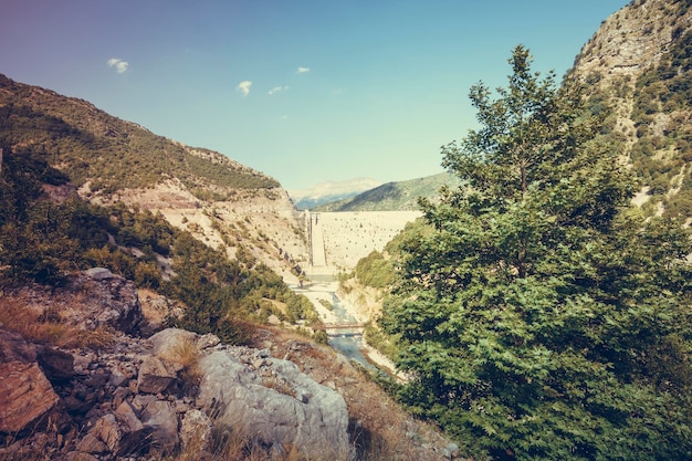 Presa en las montañas