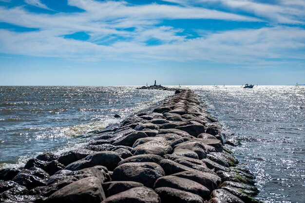 Foto presa en el muelle de piedra del mar en parnu estonia