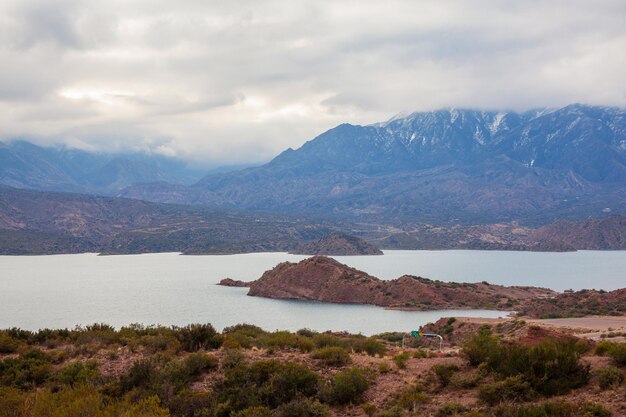 La presa de Potrerillos se encuentra en el río Mendoza en Argentina Valle de Potrerillos.