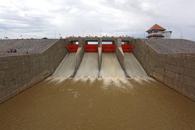 Presa de puertas de agua