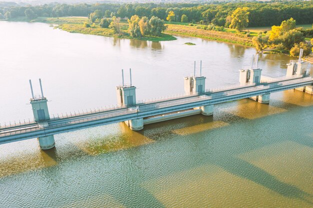 Presa en el río. central hidroeléctrica, fotografía aérea