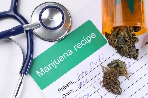 Prescrição médica de mesa para uso de maconha