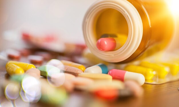 Prescripción de medicamentos para la medicación del tratamiento. Medicamento farmacéutico, cura en recipiente para la salud.