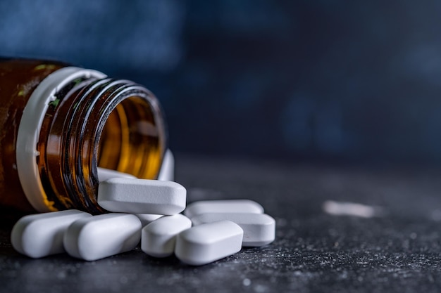 Prescripción de medicamentos para medicamentos de tratamiento Empaque de tabletas y píldoras sobre la mesa Medicina