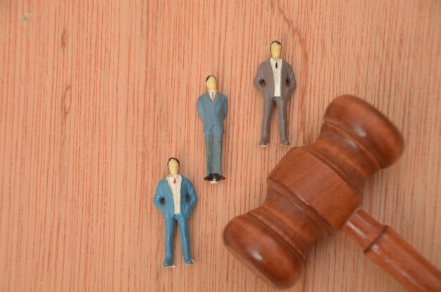 La presencia de reglamentos legales indica el papel de los organismos gubernamentales en la supervisión y regulación de las actividades empresariales
