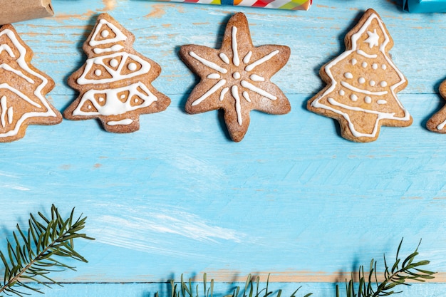 presenta galletas sobre un fondo azul de madera