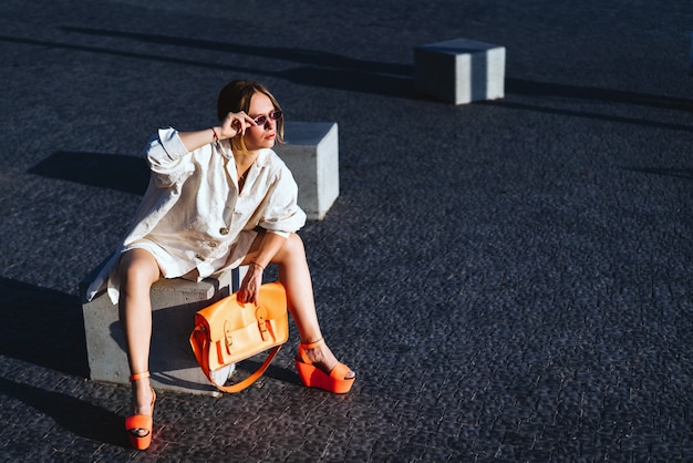 Presentación bastante de moda de la mujer al aire libre en la calle