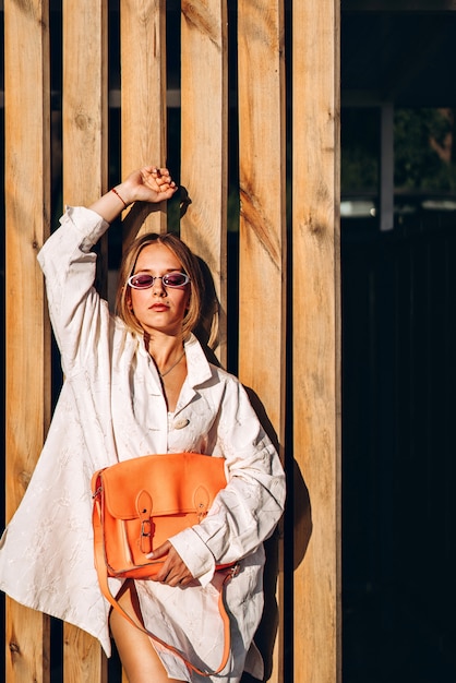 Presentación bonita de moda de la mujer al aire libre en la calle