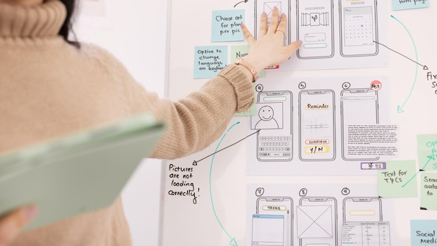 Presentación y diseño de Ux con mujer y planificación en reunión para desarrollador de ideas o tecnología Ingeniería de software creativa y interfaz de usuario telefónica con empleado en la oficina para su gráfico de estrategia o sitio web