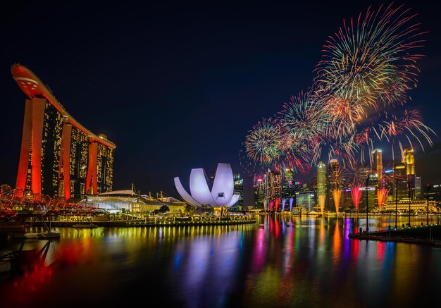 Foto presentación de fuegos artificiales para el día nacional sg-54 helix bridge