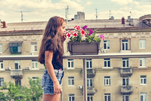 Presentación modelo morena adolescente joven. Un niño en la ciudad. Niña de 10 años