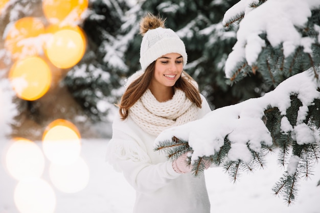 Presentación modelo en parque con las luces de la Navidad. Concepto de vacaciones de invierno.