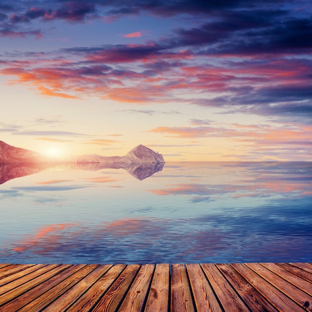 Presentación del producto con fondo de puesta de sol en el lago de montaña Koruldi. Alto Svaneti, Georgia, Europa.