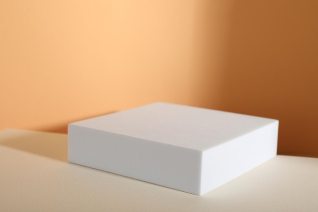 Presentación del producto Podium y sombras sobre fondo naranja Espacio para el texto