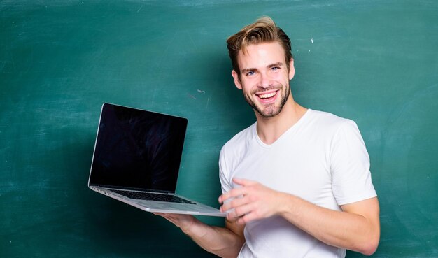 Presentación del producto regreso a la escuela escuela de negocios educación moderna estudiante en línea hombre en la clase de aprendizaje electrónico maestro universitario uso tecnología informática hombre uso 4g internet para estudiar