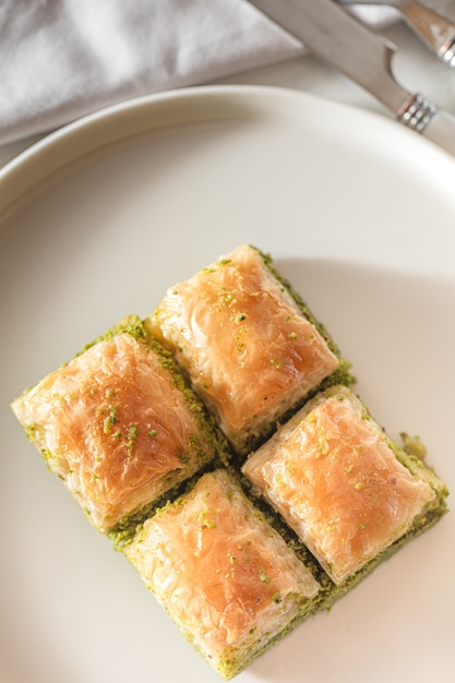 Presentación y servicio de antep baklava de nogal, pistacho al estilo turco