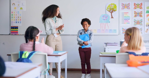 Presentación de trabajos de clase y orador infantil con aplausos y aplausos en el aula de la escuela Educación de niños pequeños y lectura oral del proyecto con estudiantes y maestros con discusión en grupo de niños