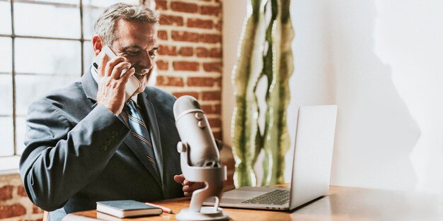 Presentador de radio masculino hablando por teléfono