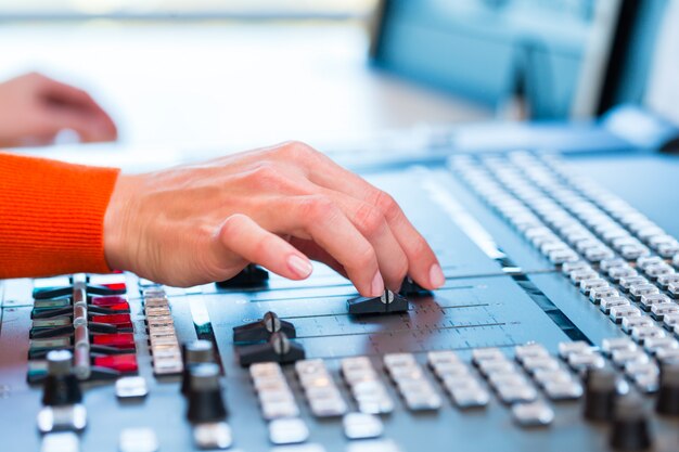 Presentadora de radio femenina en estación de radio en el aire.