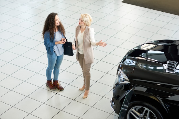 Presentando un auto nuevo al cliente