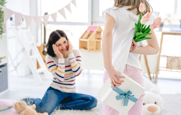 Presentando un hermoso regalo a una madre feliz