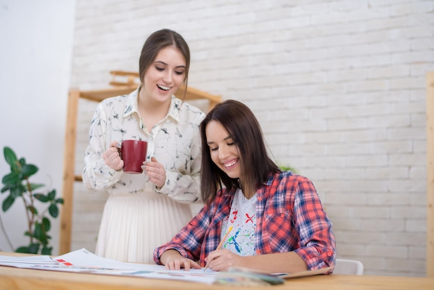 Presentando ideas creativas al compañero de trabajo