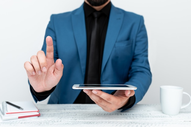 Presentando tecnología de comunicación teléfono inteligente videollamadas de voz escribiendo notas importantes trabajo entre ...